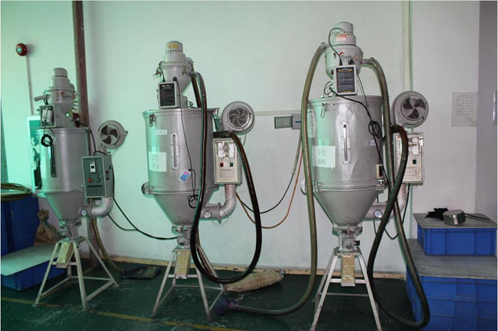 Raw material dryer